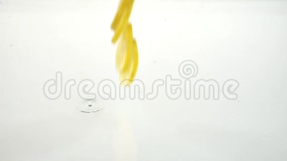 四片柠檬掉进水里白色背景慢动作视频的预览图