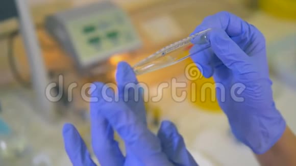 科学家分析实验室烧瓶中的病毒视频的预览图