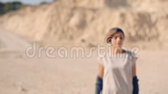美丽而梦幻的年轻女子在一片荒凉的山脉和一架白色钢琴的背景上超现实主义幻影视频的预览图