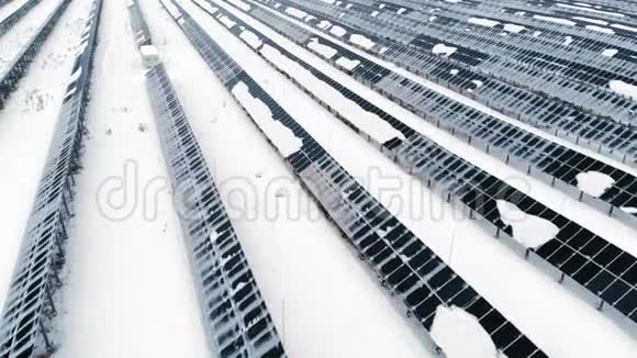 空气冬天的光伏覆盖着雪太阳能电池板在雪中漂移覆盖着雪替代办法视频的预览图