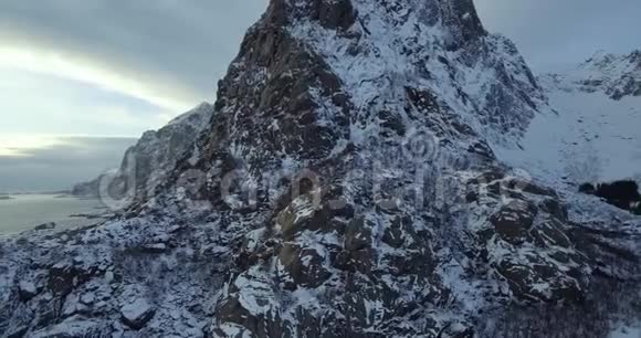 令人惊叹的挪威风景洛福顿山脉和海洋视频的预览图