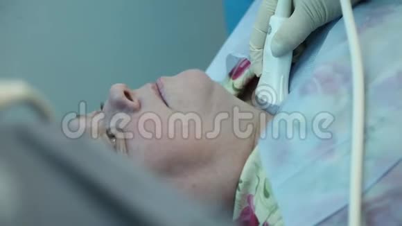 特写镜头医生用超声波诊断对甲状腺进行穿刺视频的预览图