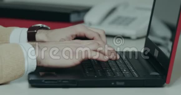 特写男手从笔记本上敲击键盘视频的预览图