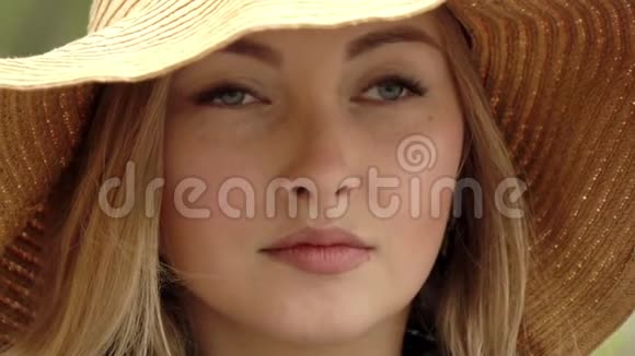 慢动作年轻漂亮的女人戴草帽的漂亮女人视频的预览图