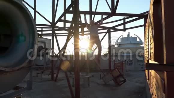 日落时分年轻人在一个建筑工地上拉车视频的预览图
