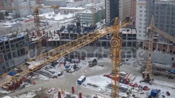 黄塔楼起重机在未完成建筑施工现场的特写视频的预览图