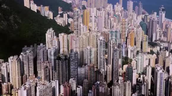香港岛紧密的空中向前射击飞过办公楼和摩天大楼视频的预览图