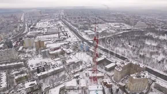 现代工业城市电信塔建筑和道路的鸟瞰图视频的预览图