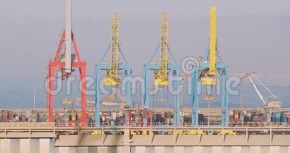 起重机装卸货物从船舶在港口视频的预览图