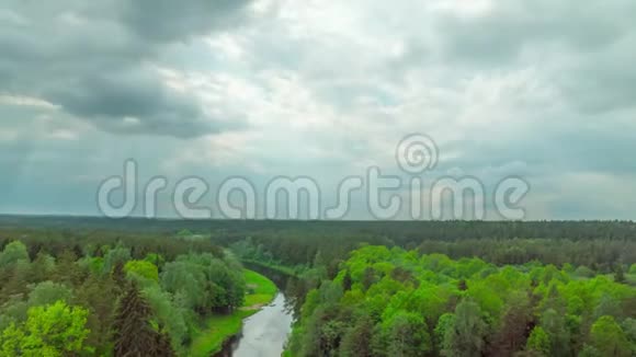 森林河流和雨云全景时间流逝视频的预览图
