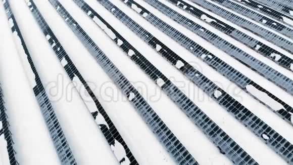 空气冬天的光伏覆盖着雪太阳能电池板在雪中漂移覆盖着雪替代办法视频的预览图