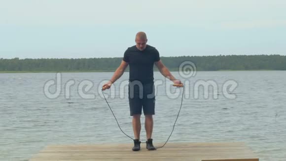 肌肉男在码头跳绳视频的预览图