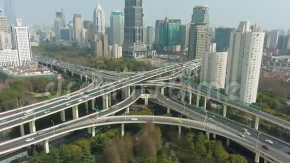 综合道路交叉口在阳光日中国上海鸟瞰图视频的预览图