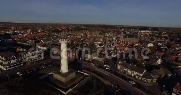 荷兰日落时灯塔和城市景观的鸟瞰图视频的预览图