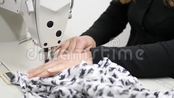 纺织厂在阿泰利耶制造新衣服的过程视频的预览图