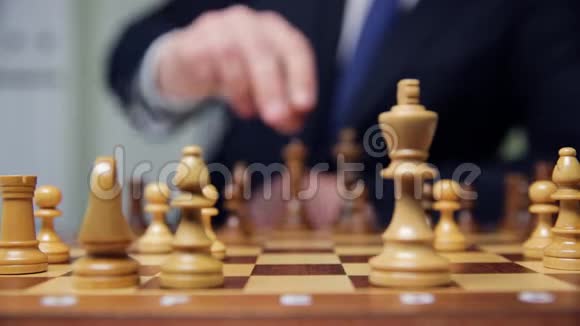 商人手中的棋手在比赛中成功发挥战略管理或领导概念视频的预览图