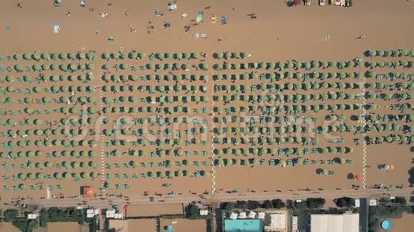 意大利里多迪杰索洛大片拥挤的沙滩视频的预览图