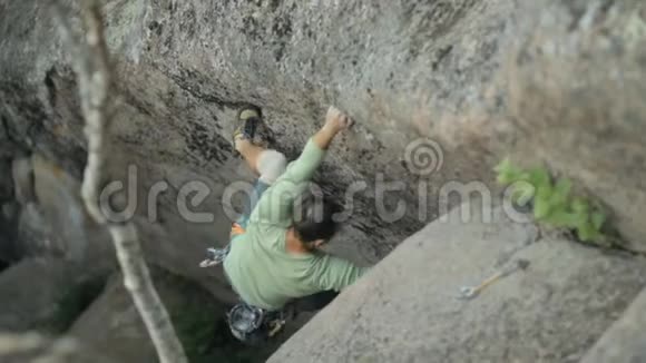 年轻的男性登山者使攀登上升视频的预览图
