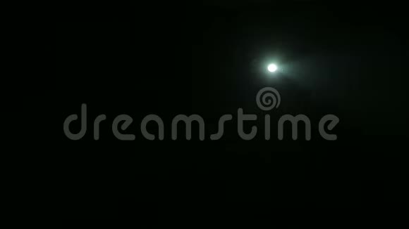 聚光灯在黑暗中照射到舞台上的一束光视频的预览图