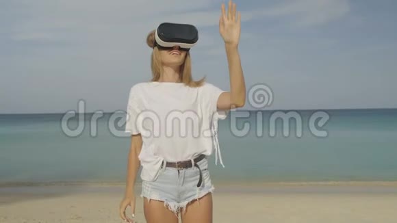 带着虚拟现实眼镜的年轻女子在海滩上与英俊的男人约会视频的预览图