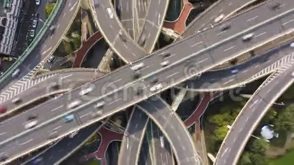 在阳光明媚的日子复杂的道路城市立交桥中国上海鸟瞰图视频的预览图