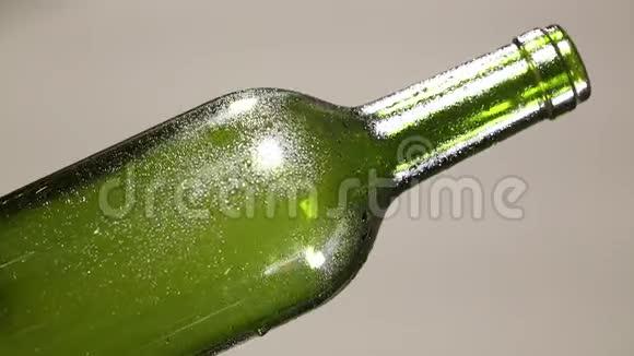 带滴水的绿瓶子视频的预览图