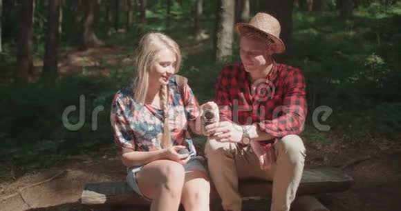 微笑的夫妇在树林里休息喝茶视频的预览图