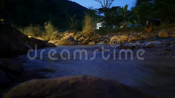 在泰国南省的山上流淌着一股大自然的溪流视频的预览图