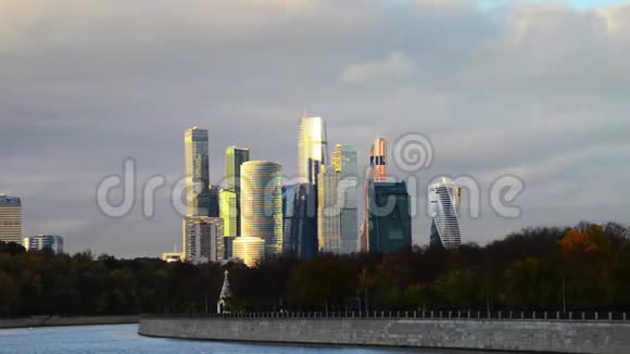 晚上鸟瞰莫斯科城市摩天大楼俄罗斯著名地标的时间推移视频的预览图