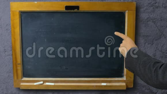 男子用食指指着黑板学校视频的预览图