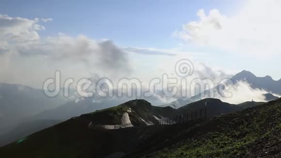 时间推移的云层正在穿过艾卜加岭夏天的滑雪坡罗萨库特滑雪场附近的山脉视频的预览图
