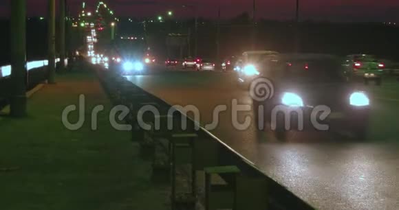 天桥上的夜间交通两个孩子骑着小自行车视频的预览图