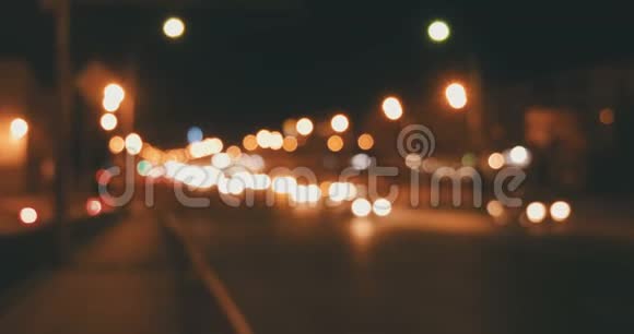在万向节天桥上分散夜间交通视频的预览图