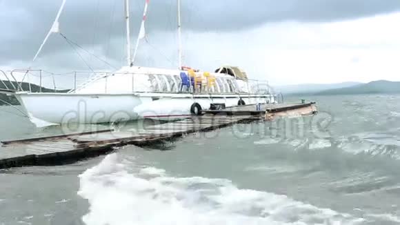 湖和船视频的预览图