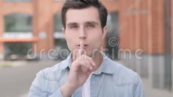安静年轻人用手指指着嘴唇视频的预览图