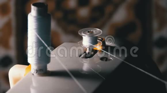 在老式缝纫机上螺纹缠绕在Robbin上视频的预览图
