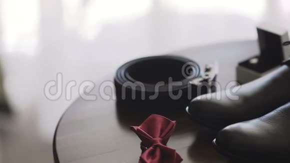 男人结婚饰品红蝴蝶黑鞋和两个戴着可爱小白盒子的结婚戒指视频的预览图