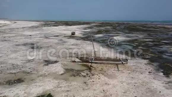 空中射击在低潮干旱桑给巴尔岛失去的船只视频的预览图