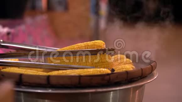 满满一盘鲜甜有机玉米蒸好吃准备好的甜玉米放在桌子上视频的预览图