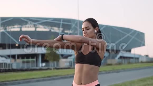 女孩做肌肉伸展运动户外运动视频的预览图