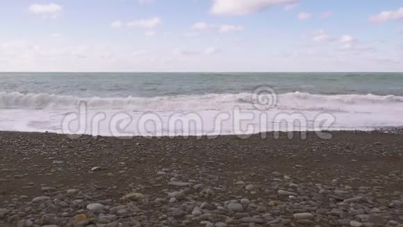 海浪拍打卵石滩视频的预览图