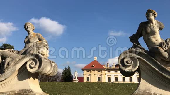 斯拉夫科夫城堡和户外雕塑秋季后花园视频的预览图