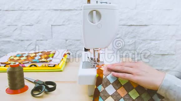 女人缝在缝纫机上视频的预览图