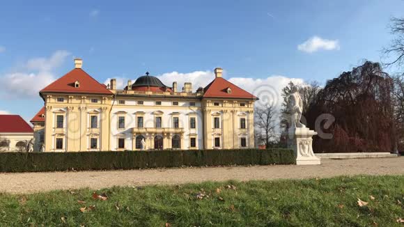 奥斯特里茨城堡和秋季公园的户外雕塑视频的预览图