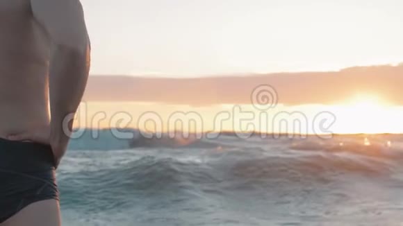 肌肉发达的人游泳后站在海里疲劳视频的预览图