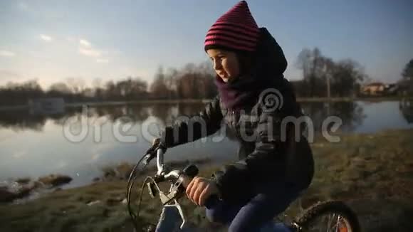 骑自行车的小女孩2视频的预览图
