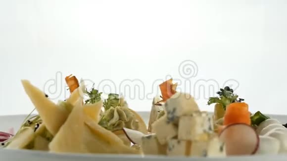 混合奶酪餐盘来自不同品种的奶酪装饰橄榄核桃生菜欧芹视频的预览图