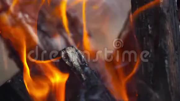 充满木头的热壁炉视频的预览图
