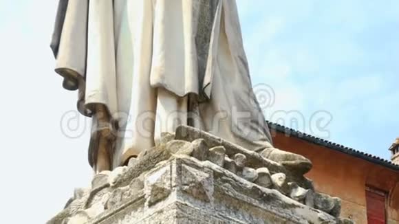 萨沃纳罗拉雕像全景Ferrara意大利视频的预览图