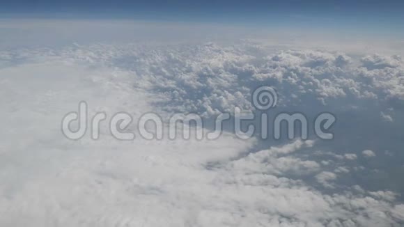 乘坐飞机飞越欧洲云视频的预览图